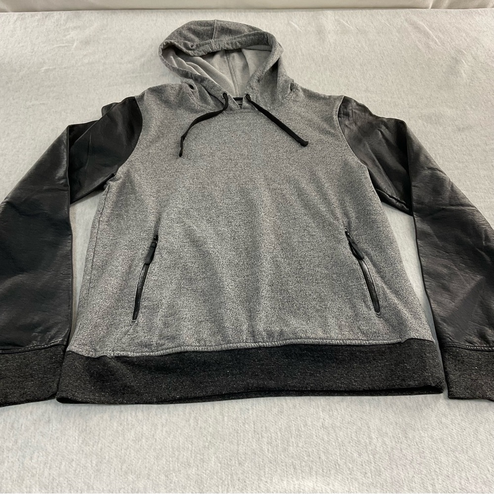BROOKLYN CLOTH RN# 136523 FAUX LEATHER SLEEVES MEN’S HOODED SWEATSHIRT MEDIUM